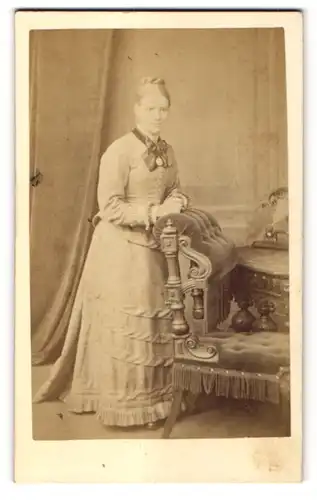 Fotografie C. J. Thompson, Norwich, Portrait Fräulein in festlicher Garderobe