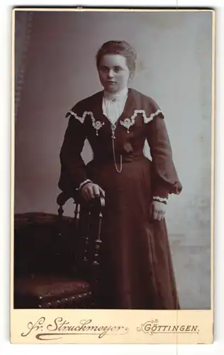 Fotografie Fr. Struckmeyer, Göttingen, Portrait junge Frau in festlicher Garderobe