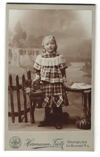 Fotografie Hermann Tietz, Hamburg, Portrait Mädchen in kariertem Kleid