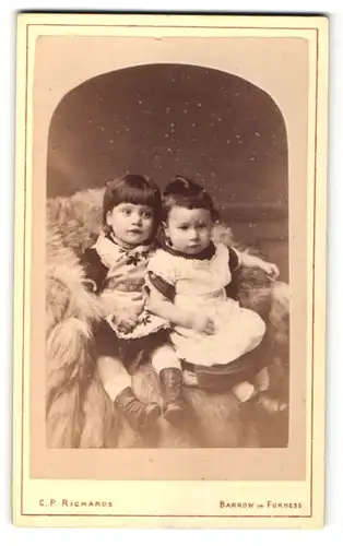 Fotografie C. P. Richards, Barrow-in-Furness, Portrait zwei Kleinkinder