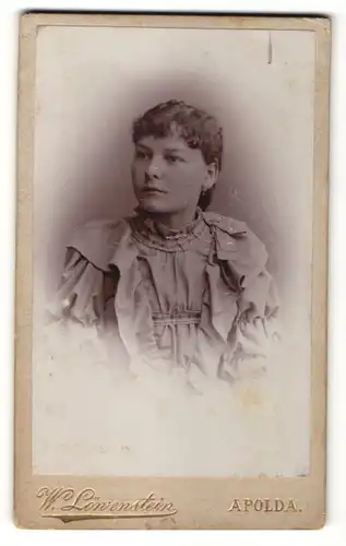 Fotografie W. Löwenstein, Apolda, Portrait junge Frau mit zusammengebundenem Haar