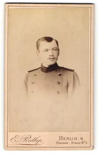 Fotografie E. Postlep, Berlin-N, Portrait junger herr in Dienstkleidung, Uniform