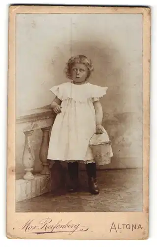 Fotografie Max Reifenberg, Hamburg-Altona, Portrait Mädchen in Kleid mit Eimer