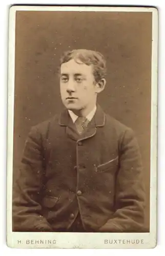 Fotografie H. Behning, Buxtehude, junger Mann mit Mittelscheitel