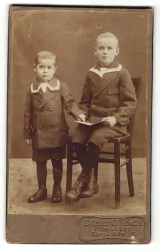 Fotografie Eduard Koch, Pinneberg, zwei Jungs in feiner Kleidung