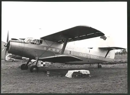 Fotografie Flugzeug Antonov AN-2 Doppeldecker, Kennung: CCCP-05904, Grossformat 28 x 21cm