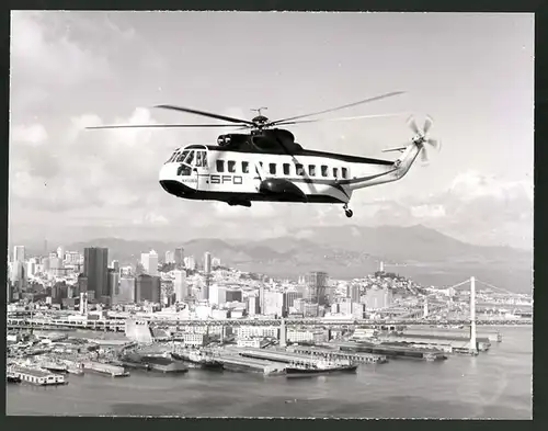 Fotografie Fotograf unbekannt, Ansicht San Francisco, Hubschrauber Sikorsky S-61N, Helikopter über der Stadt