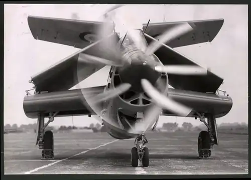 Fotografie Flugzeug Fairey 17 zur U-Boot Abwehr, Flugzeug mit eingeklappten Tragflächen, Grossformat 25 x 17cm