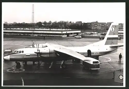 Fotografie Fotograf unbekannt, Ansicht Kopenhagen-Kastrup, Flugzeug Antonov AN-24B Polskie Linie