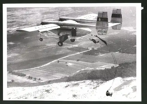 Fotografie Israel Aircraft Industries, Flugzeug IAI Arava, Fallschirmjäger springen aus dem Flugzeug