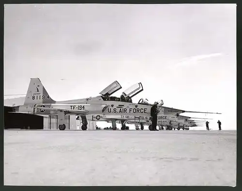 Fotografie Flugzeug Northrop T-38, Staffel kurz vor dem Start