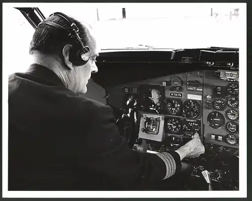 Fotografie Flugzeug Boeing 707, Pilot geht Checkliste vor dem Start durch, Grossformat 25 x 20cm