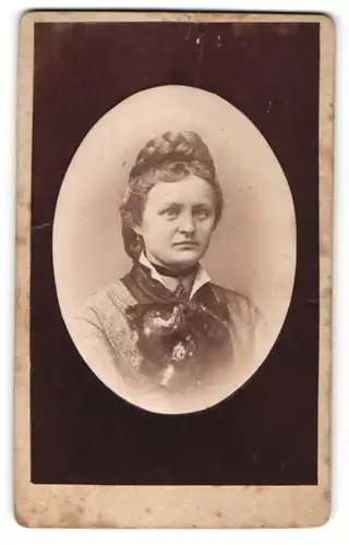 Fotografie Heinrich Wagner, Zschopau, Portrait junge Dame mit geflochtenem Haar