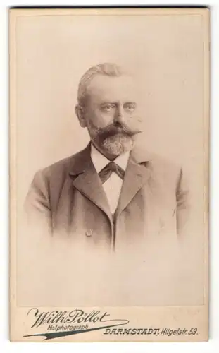 Fotografie Wilh. Pöllot, Darmstadt, Portrait Herr mit Bart