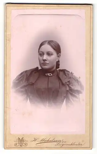 Fotografie H. Michelsen, Lügumkloster, Portrait junge Frau mit zusammengebundenem Haar