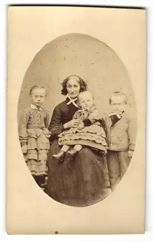 Fotografie unbekannter Fotograf und Ort, Portrait Greisin mit drei Enkeln