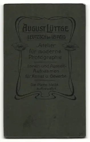 Fotografie A. Lüttge, Leipzig-Leutzsch, Portrait Kleinkind in Kleidchen