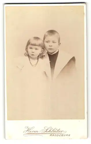 Fotografie Herm. Schlüter, Magdeburg, Portrait wunderschönes Kinderpaar mit Halskette in toller Kleidung