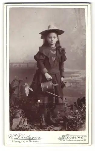 Fotografie C. Dietzgen, Siegburg, hübsches junges Mädchen mit grossem Hut und Giesskanne