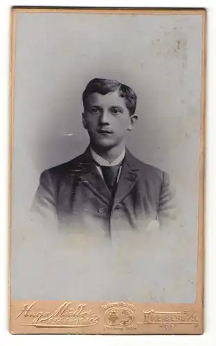 Fotografie Hugo Müller, Freiberg i. S., Portrait hübscher Knabe mit Seitenscheitel im grauen Jackett