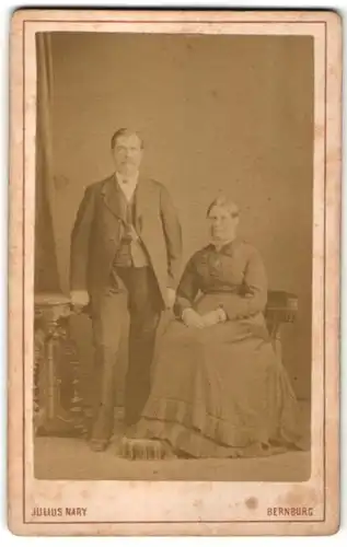 Fotografie Julius Nary, Bernburg, charmantes älteres Paar in eleganter Kleidung