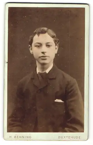 Fotografie H. Behning, Buxtehude, Portrait brünetter Bube mit Einstecktuch im dunklen Jackett