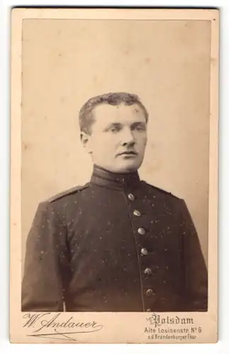 Fotografie W. Andauer, Potsdam, Portrait charmanter junger Soldat in Uniform mitr Knopfleiste