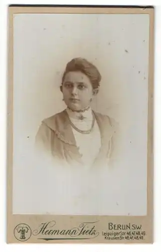 Fotografie Hermann Tietz, Berlin, Portrait junge hübsche Frau mit Brosche und Halskette