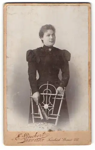 Fotografie E. Leuchert, Prenzlau, Portrait charmante junge Dame im prachtvollen Rüschenkleid und Brosche am Kragen