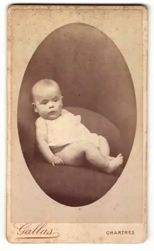 Fotografie R. Gallas, Chartres, süsses Baby im weissen Hemdchen und nackten Füssen