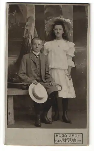 Fotografie Hugo Grün, Alsfeld, Schönes junges Paar mit Hüten in toller Kleidung