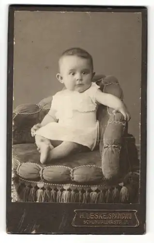 Fotografie H. Leske, Berlin-Spandau, zuckersüsses Baby mit grossen Augen im weissen Kleidchen
