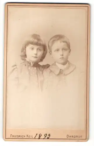 Fotografie Friedrich Keil, Ohrdruf, Portrait zwei bezaubernd süsse Kinder in toller Kleidung