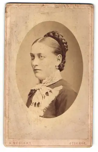 Fotografie H. Mehlert, Itzehoe, Portrait wunderschöne junge Frau mit Flechtfrisur, Ohrringen und Halstuch