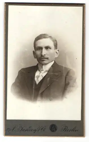 Fotografie A. Jandorf & Co., Berlin, Portrait Herr mit Silberblick