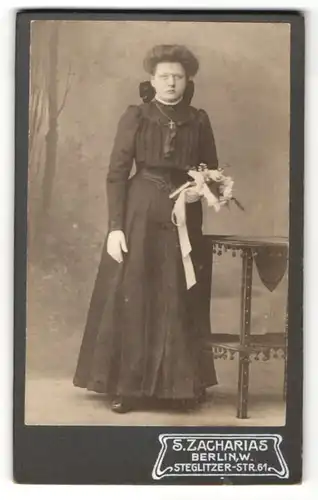 Fotografie S. Zacharias, Berlin, Portrait junge Frau in festlicher Kleidung mit Blumenstrauss