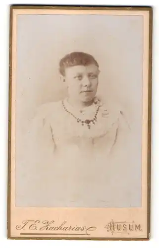 Fotografie T. E. Zacharias, Husum, Portrait junge Dame in edler Bluse