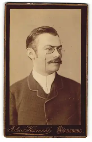 Fotografie Julius Kosmehl, Magdeburg, Portrait Mann mit Zwicker