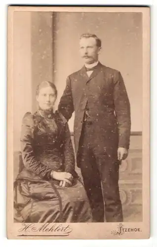 Fotografie H. Mehlert, Itzehoe, Ehepaar in modischen Kleidern