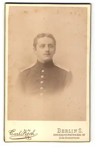 Fotografie Carl Koch, Berlin, Portrait charmanter Soldat in eleganter Uniform mit Knopfleiste