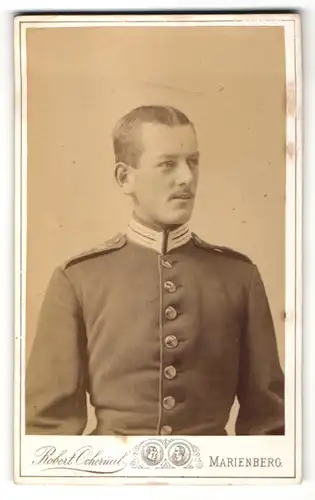 Fotografie Robert Ochernal, Marienberg i. S., Portrait charmanter junger Soldat in interessanter Uniform