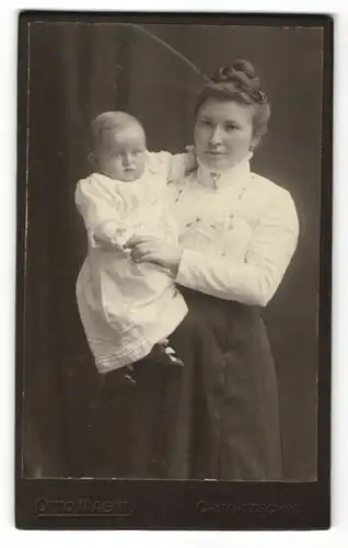 Fotografie Otto Magni, Crimmitschau, bezaubernde junger Mutter in bestickter Bluse mit zuckersüssem Baby