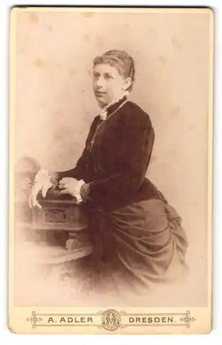 Fotografie A. Adler, Dresden, charmant blickende junge Frau mit Halskette und weissem Rüschenkragen