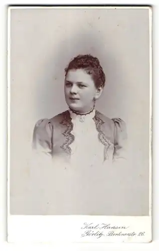 Fotografie Karl Hansen, Görlitz, Portrait schönes Fräulein mit lockigem Haar in elegant bestickter Bluse