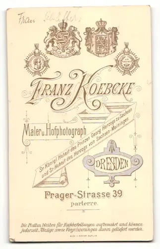 Fotografie Franz Koebcke, Dresden, Portrait junge schöne Frau mit Hochsteckfrisur in schwarzer Bluse mit Schleife