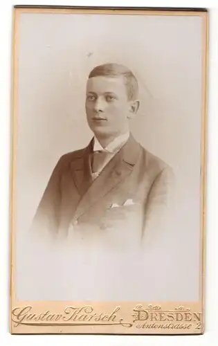 Fotografie Gustav Karsch, Dresden, Portrait junger charmanter Mann mit Krawatte im Jackett