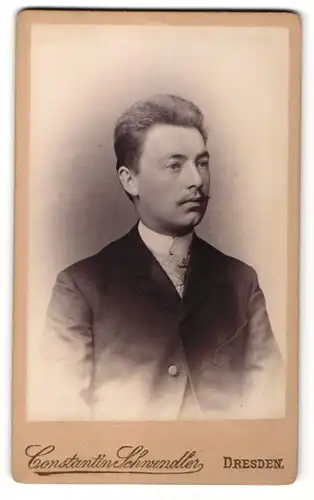 Fotografie Constantin Schwendler, Dresden, Portrait hübscher junger Mann mit Schnurrbart und karierter Krawatte