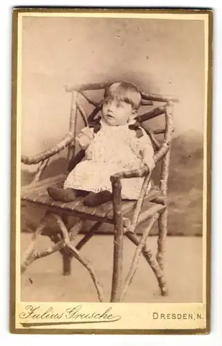 Fotografie Julius Grusche, Dresden-N., Portrait zuckersüsses kleines Mädchen mit grossen Augen und Schleifen am Kleid