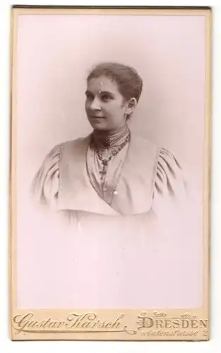 Fotografie Gustav Karsch, Dresden, Portrait junge Frau mit zusammengebundenem Haar