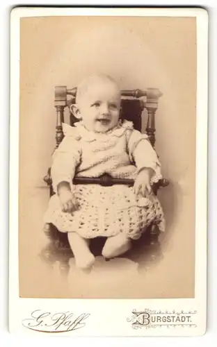 Fotografie G. Pfaff, Burgstädt, Portrait Säugling in Kindersitz